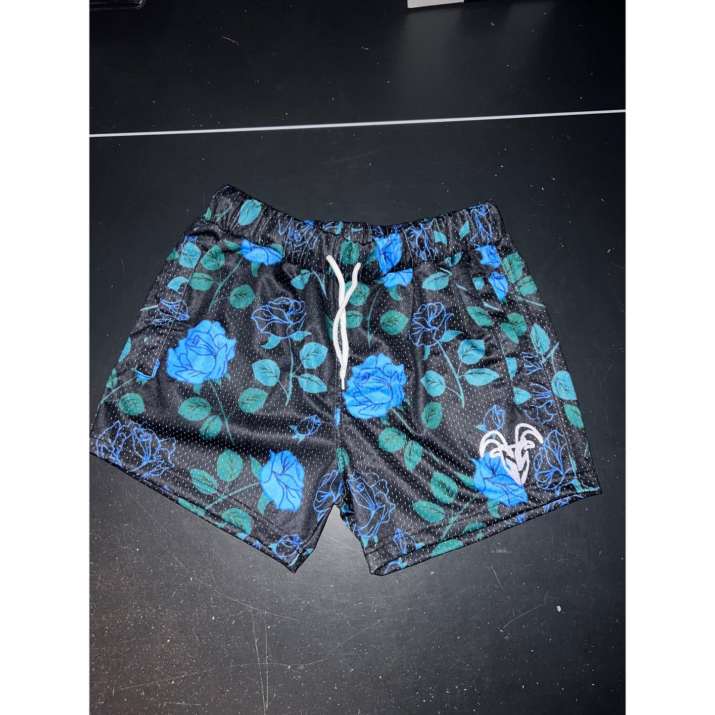 5-Inch Inseam Gym Shorts with Zipper Pockets - Stylish Blue Floral Design for Active Wear